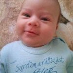 Nagyon sokat nevetek, érdekel minden ami mozog! Szeretem apa hangját, anyának pedig az arcát! Van egy kedvencem is: Jancsi bohóc.