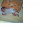 A kislányom született: 2012. 06. 28-án 4250g -mal  és 57cm-rel. Szép kis csaj, jó az étvágya, a másfél hónap alat másfél kilót hízott. Nyugot, hál'Istennek csak akkor sir, ha tényleg baj van.