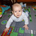 Sziasztok, Dávid vagyok, 8 hónapos baba. Egész nap sokat mosolygok és játszok. Nagyon szeretek enni, legjobban a kiflinek örülök :)