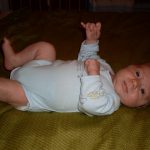 Imádni való kisfiú vagyok. Nagyon szeretek enni, és a fürdõkádban is nagyon jól érzem magam. Két nõvérem mellett igazi kis mindenki kedvence vagyok.