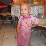 Jázmin, 20 hónapos, nagyon aktív "baba". Szeret mindenben segíteni, még abban is, amiben néha nem kéne. Rendelkezik minden huncutsággal, ami egy ennyi idõs gyermeknek kell, hogy legyen. Imádjuk, apa kicsi hercegnõje. És anyáé is persze. Kíváncsian várjuk, milyen lesz, ha megszületik a kis tesó. :)