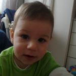 Zsombika nagyon szereti a hasát. Miden tányért alaposan átvizsgál. Ha itthon van az apukája semmi más nem létezik számára. Nagyon szeret futkározni természetesen csak kézen fogva, mivel járni még nem tud! Anya és Apa között alszik, mivel ezt kicsi korában rákapattuk (sajna) ugyanis sokat vártunk rá. Õ egy lombik baba!