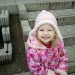 2 éves kis tündér, imádja ha fényképezzük, olyankor folyton kiabálja, hogy "Csííízzz". Okos kislány, 2 évesen magától lejött a pelenkáról, és nagyon szépen beszél már mondatokban. Imádja a rajzfilmeket, és nagyon szeret csavarogni.