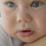Távolba merengve, tejecskére gondolva, ejj de szép is a babaélet a mama vállán.