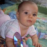 Már szépen ülök, és mászok. Imádok nevetni vigyorogni.:-) Csöndes kislány vagyok, 9kg-ot nyomok lassan. A szép nagy szemeimmel mindenkit elbûvölök.
