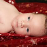 Sziasztok! Bencus vagyok, 2 hónapos, mosolygós, vidám kisfiú. Nagyon szeretem a pocakomat és sokat szundizom.