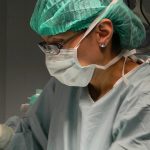 Dr. Varga Klára plasztikai sebész munka közben